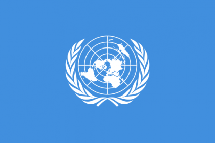 Von Wilfried Huss / Anonymous - Flag of the United Nations from the Open Clip Art website. Modifications by Denelson83, Zscout370 and Madden. Official construction sheet here.United Nations (1962) The United Nations flag code and regulations, as amended November 11, 1952, New York OCLC: 7548838., Gemeinfrei, https://commons.wikimedia.org/w/index.php?curid=437460